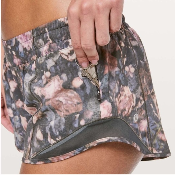 Lululemon Hotty Hot Short II *2.5"- Frosted Rose Multi / Melanite - Picture 2 of 8